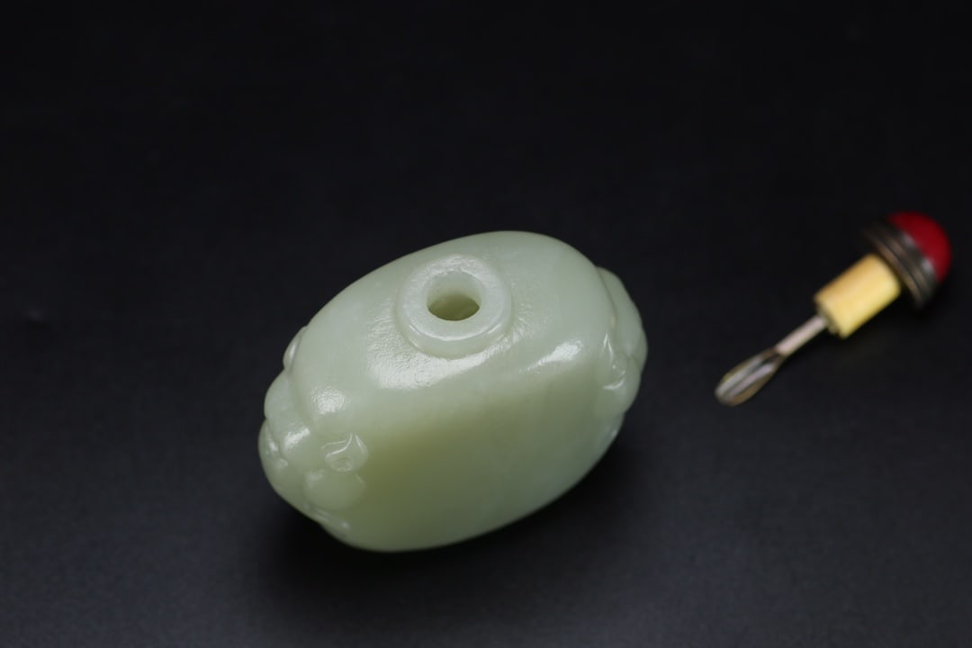 A Exquisite Hotan Jade Snuff Bottle - 7