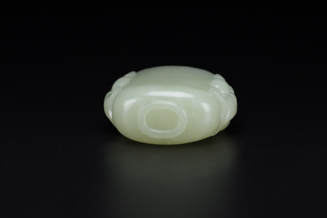 A Exquisite Hotan Jade Snuff Bottle - 8