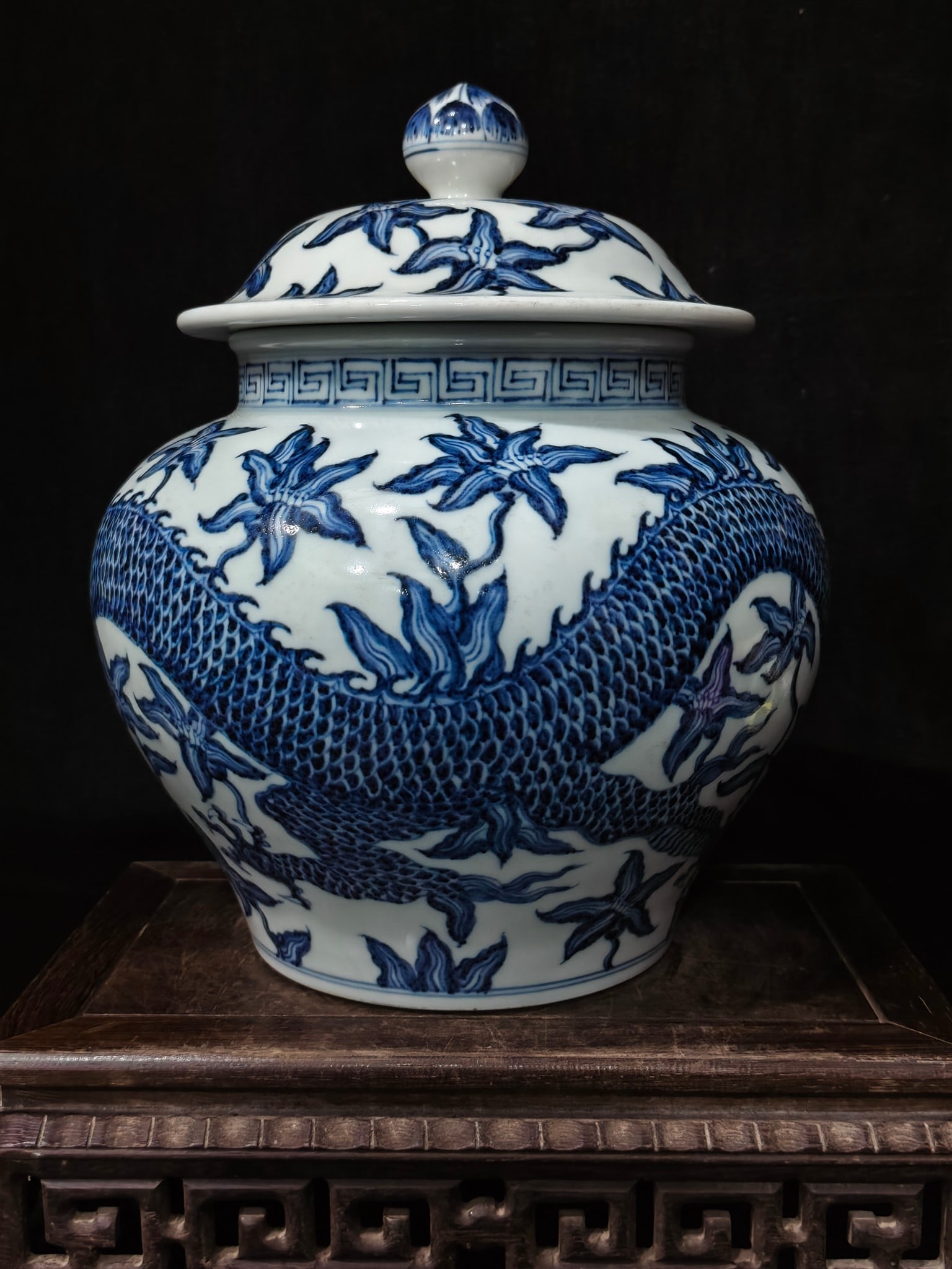 A Exquisite Blue and White Dragon Pattern Jar - 3