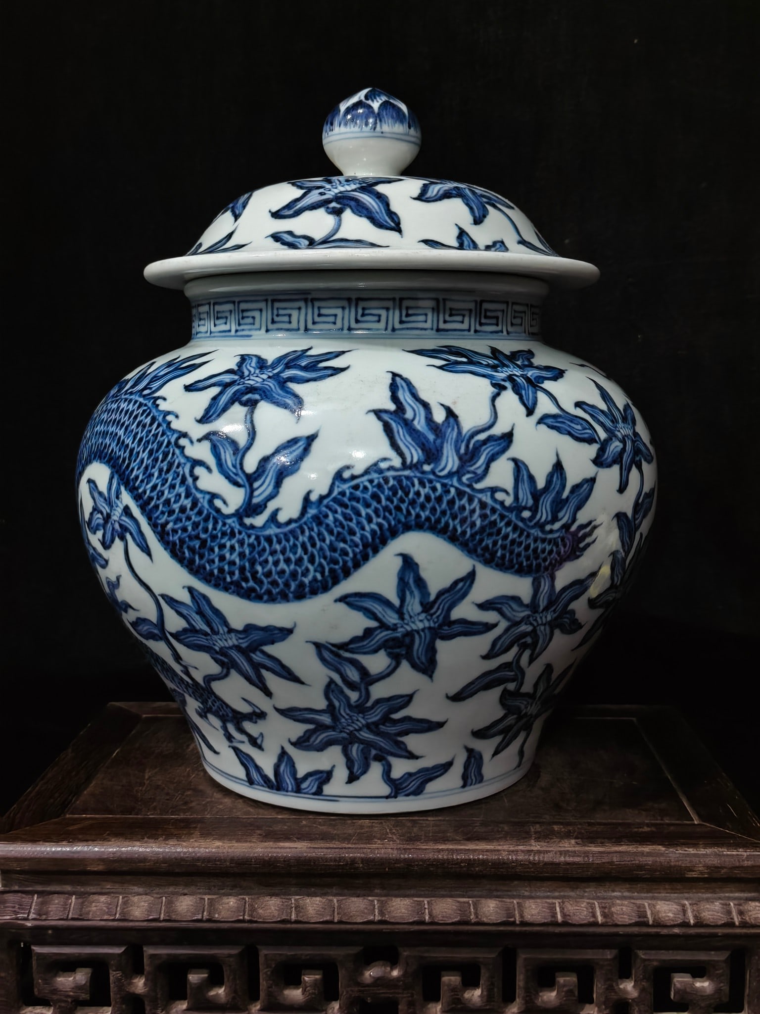 A Exquisite Blue and White Dragon Pattern Jar - 4