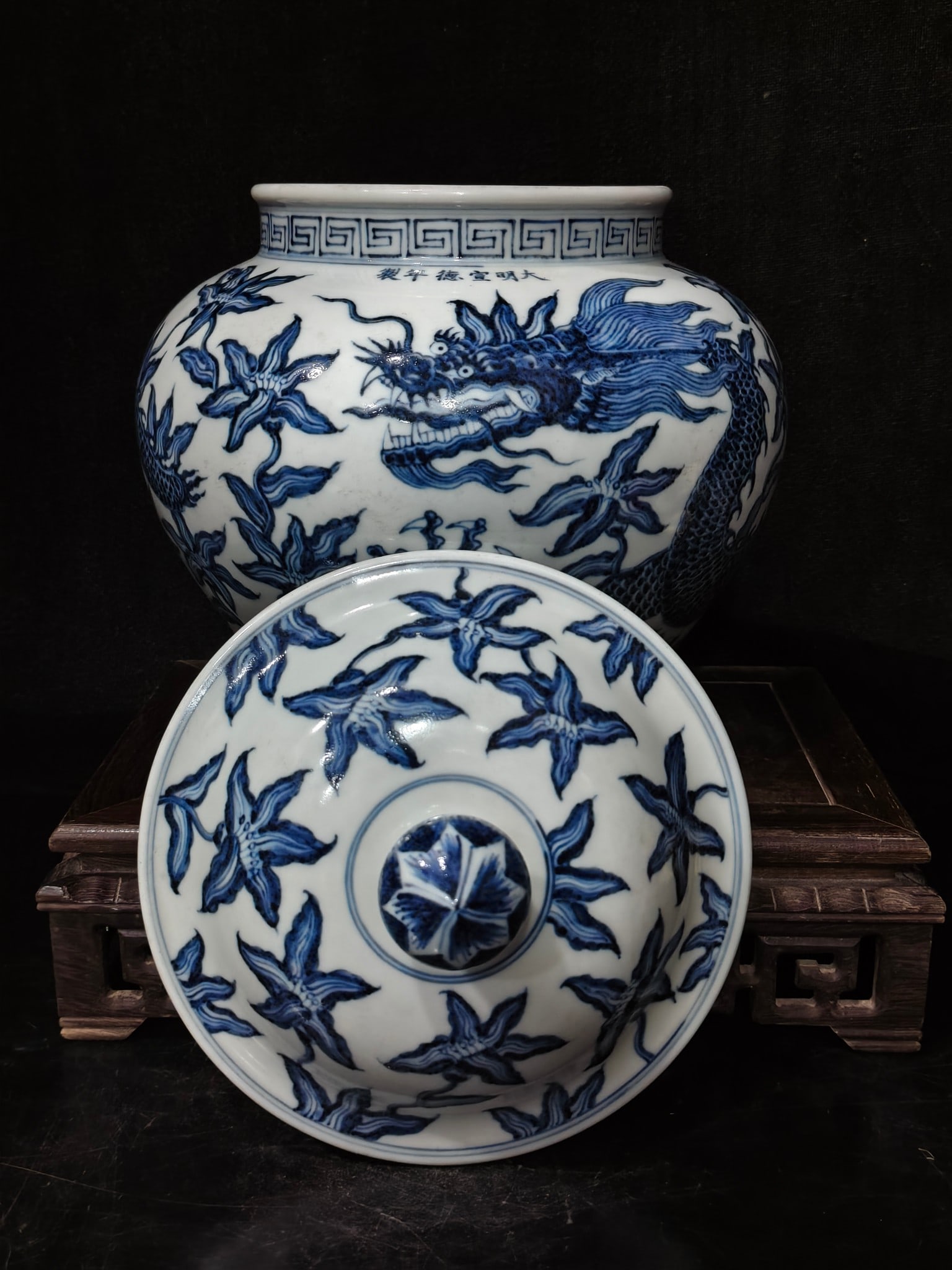 A Exquisite Blue and White Dragon Pattern Jar - 5