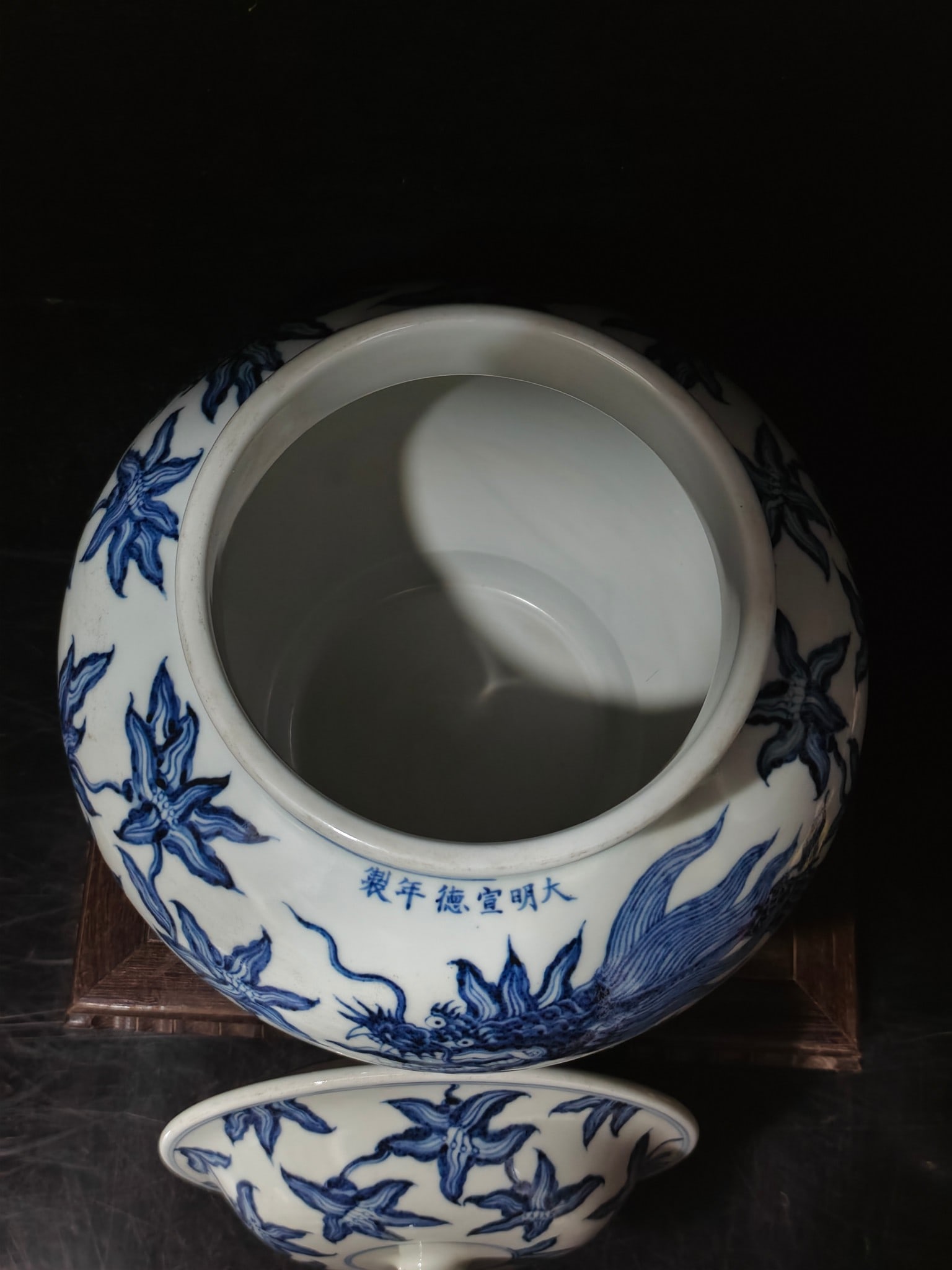 A Exquisite Blue and White Dragon Pattern Jar - 6