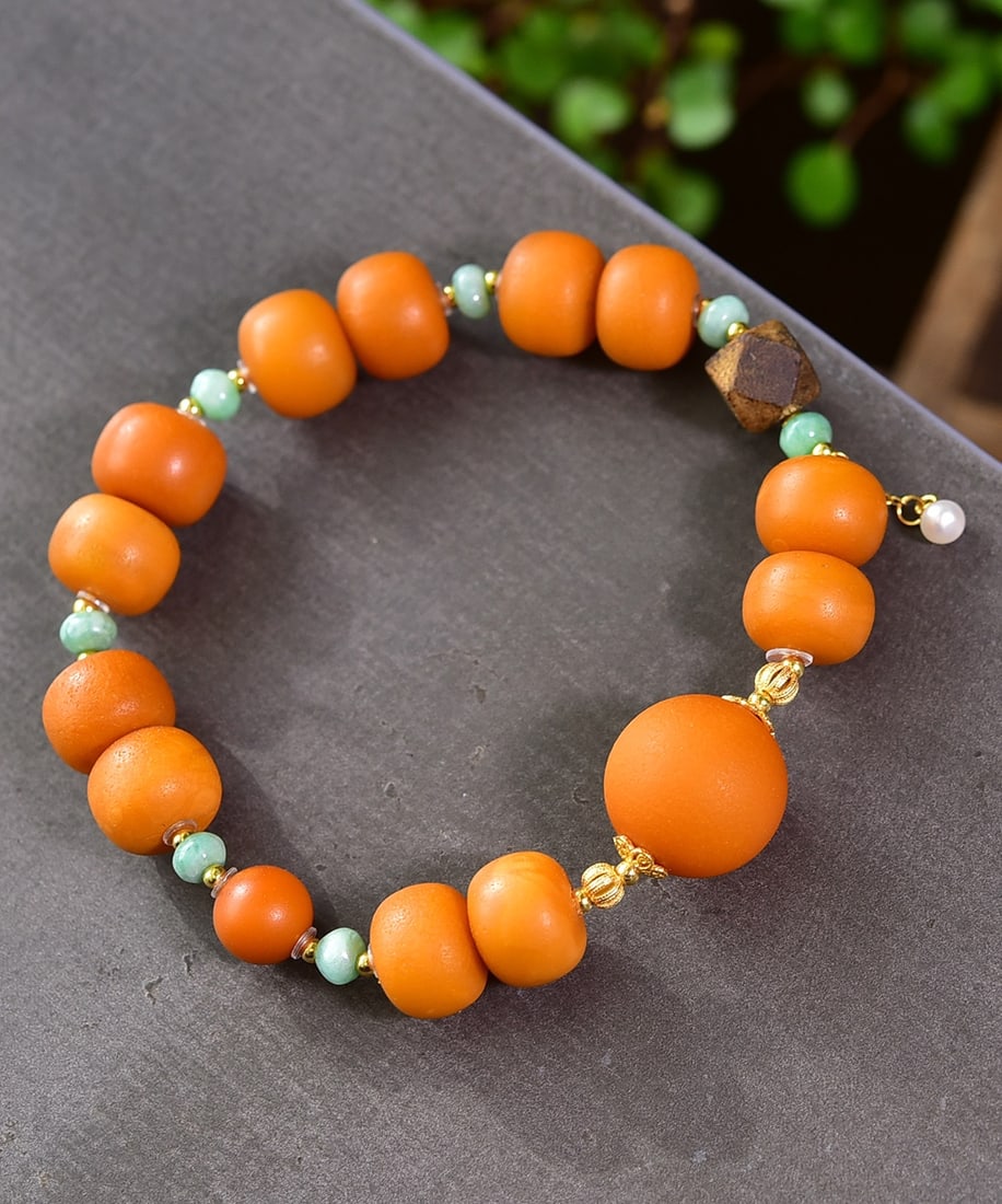A Exquisite Amber Bracelets: Amber Bracelets,Qing Dynasty, China,Size:0.6in 蜜蜡手链,中国清代
