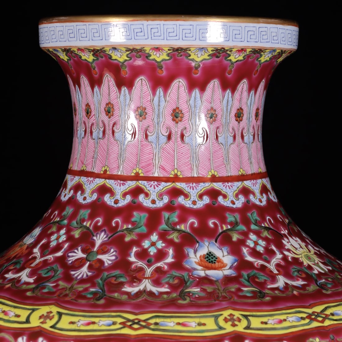 A Exquisite Famille-Rose Ruby Red Ground Interlocking Lotus Flower Pattern Vase - 2