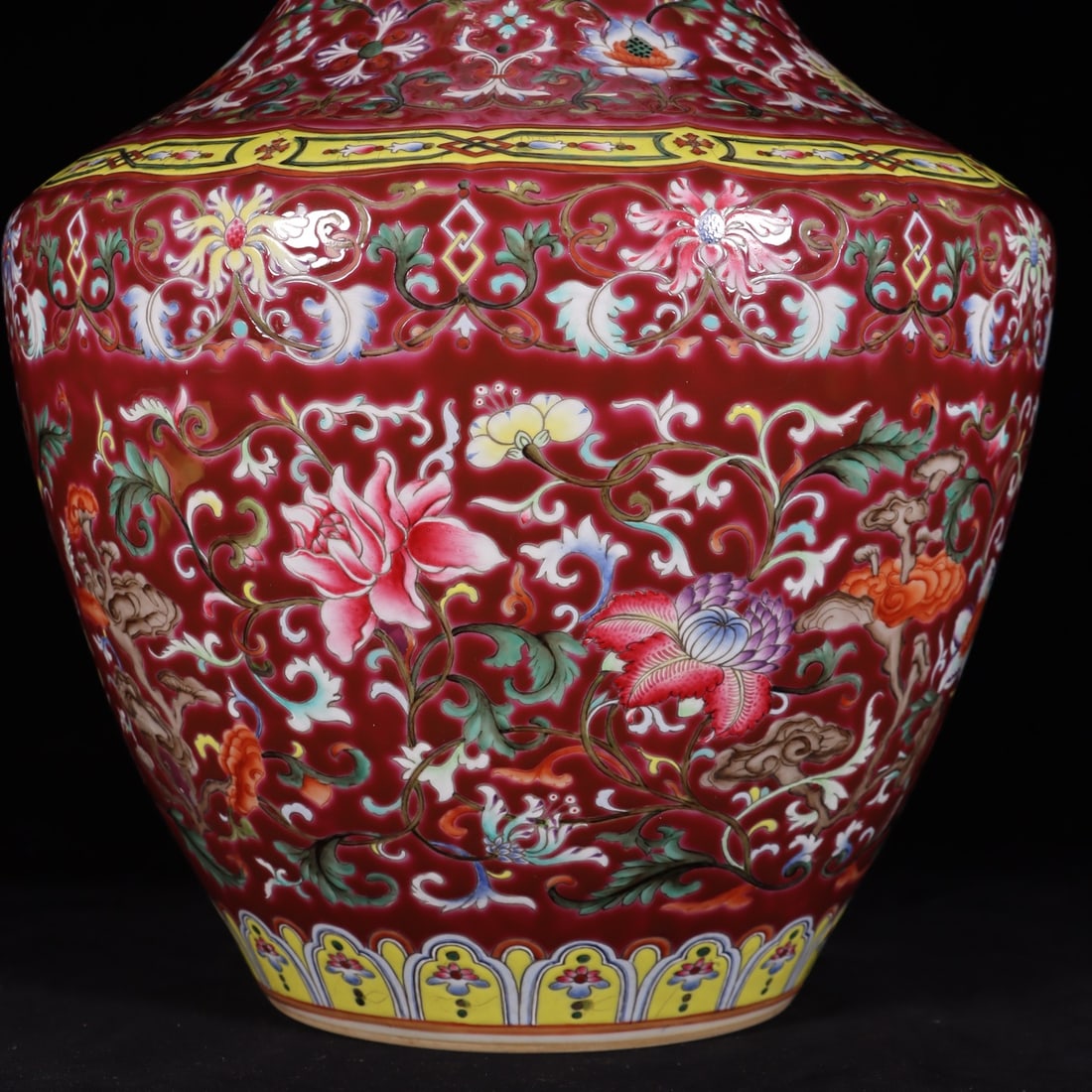 A Exquisite Famille-Rose Ruby Red Ground Interlocking Lotus Flower Pattern Vase - 3