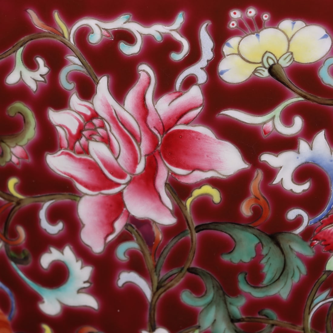 A Exquisite Famille-Rose Ruby Red Ground Interlocking Lotus Flower Pattern Vase - 4