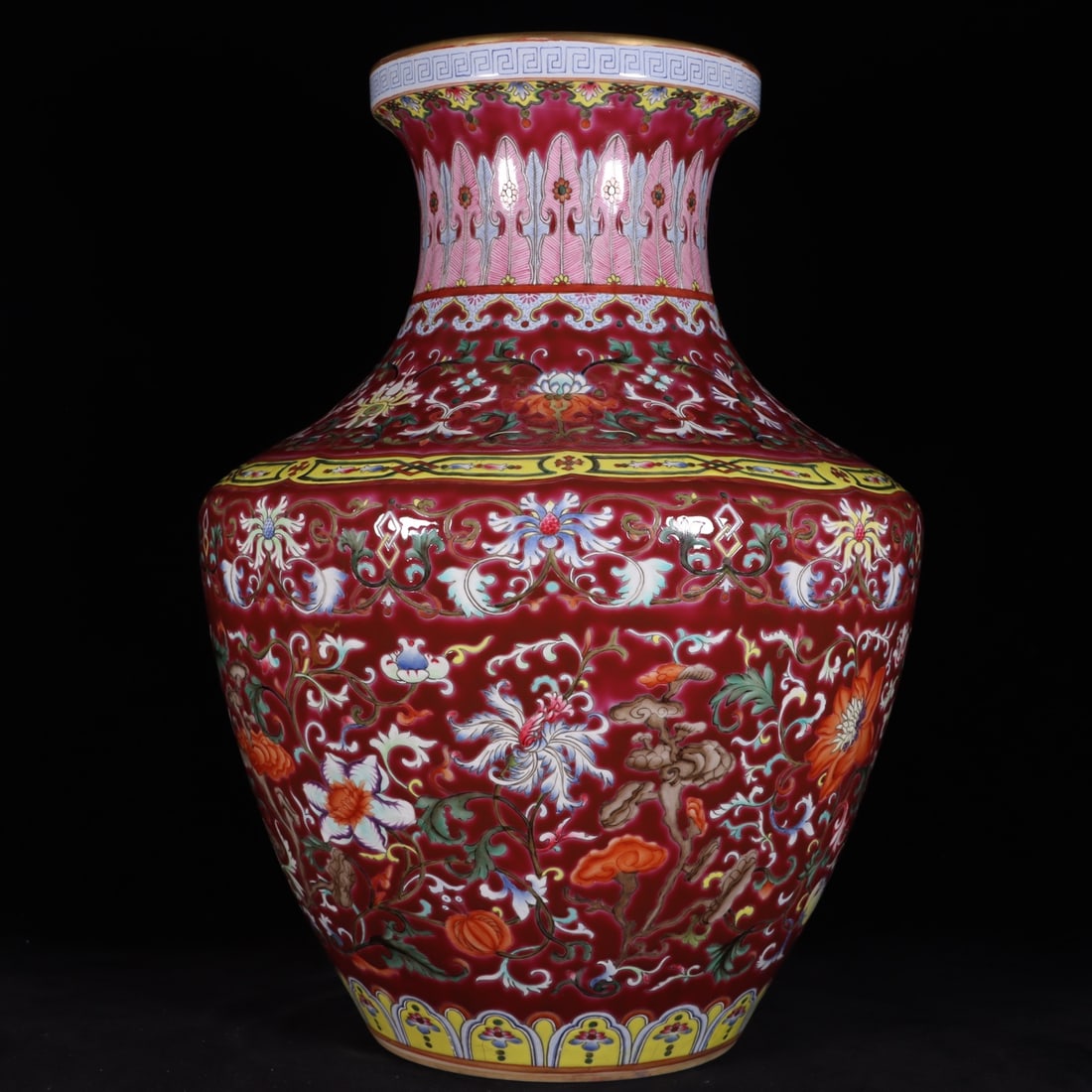 A Exquisite Famille-Rose Ruby Red Ground Interlocking Lotus Flower Pattern Vase - 5