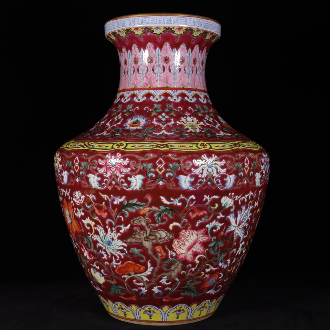 A Exquisite Famille-Rose Ruby Red Ground Interlocking Lotus Flower Pattern Vase - 6