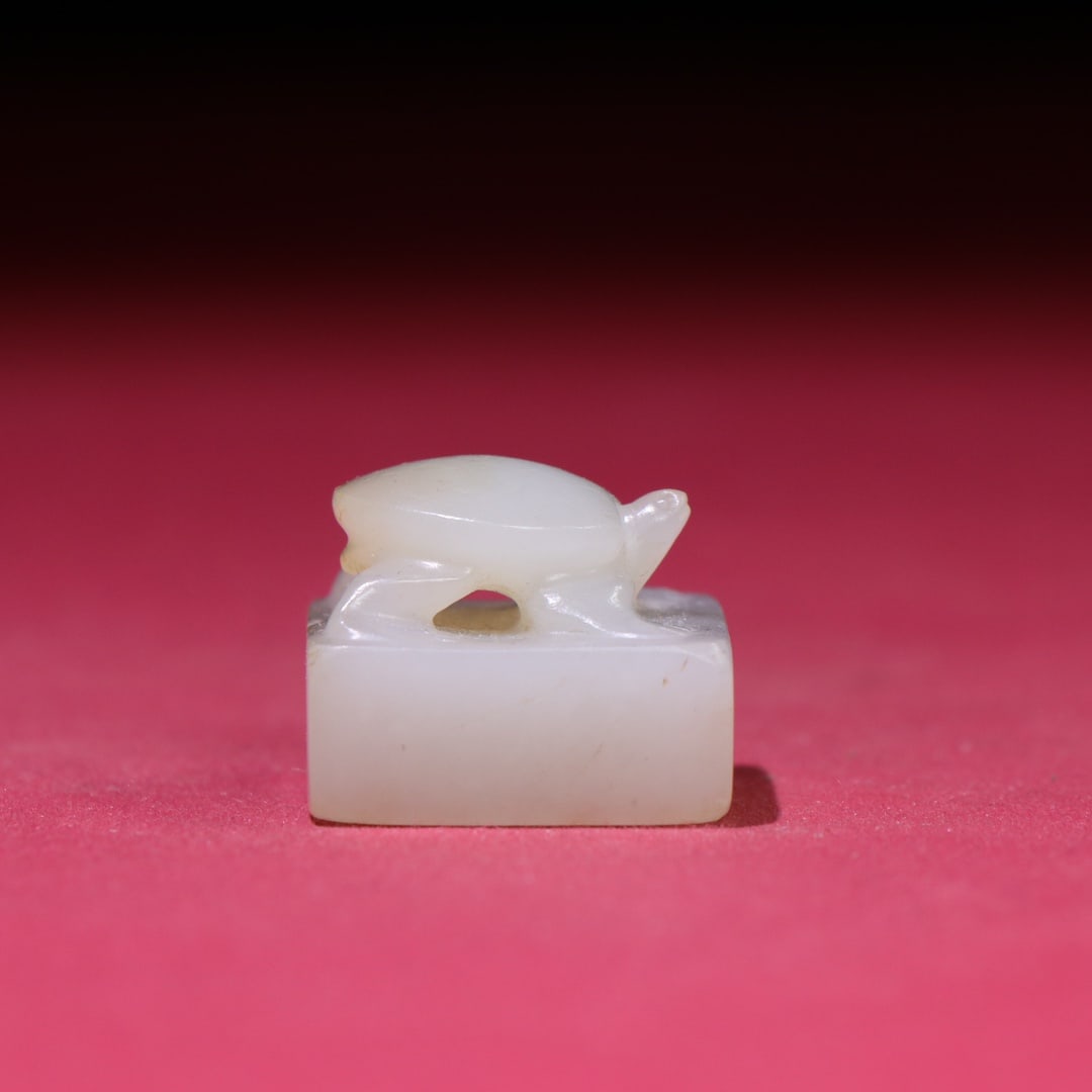 A Exquisite Hetian White Jade Tortoise Seal: A Exquisite Hetian White Jade Tortoise Seal,Han Dynasty, China,Size:0.7inx0.9inx0.9in,Weight:21g 和田白玉龟印章,中国汉代