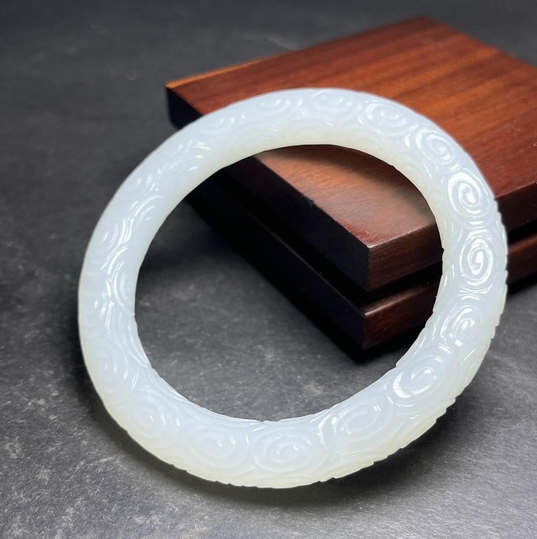 A Exquisite Hotan Jade Auspicious Cloud Pattern Bracelets: A Exquisite Hotan Jade Auspicious Cloud Pattern Bracelets,Qing Dynasty, China,Size:2.3in,Weight:51g 和田玉云纹手镯,中国清代