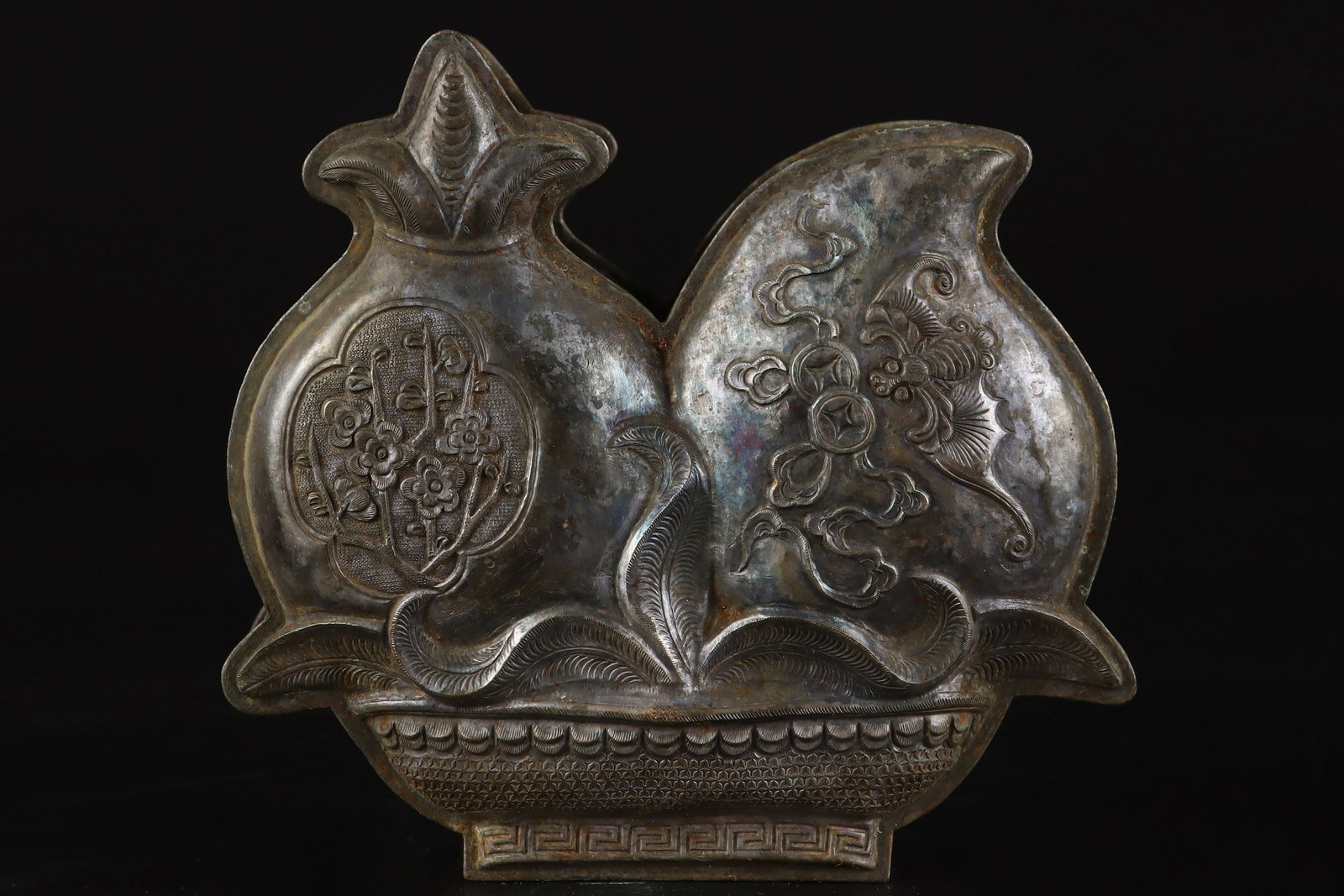 A Exquisite Copper Bats Pattern Box: A Exquisite Copper Bats Pattern Box,Qing Dynasty, China,Size:1.6inx4.1inx3.9in,Weight:288g 铜制蝙蝠纹盒,中国清代