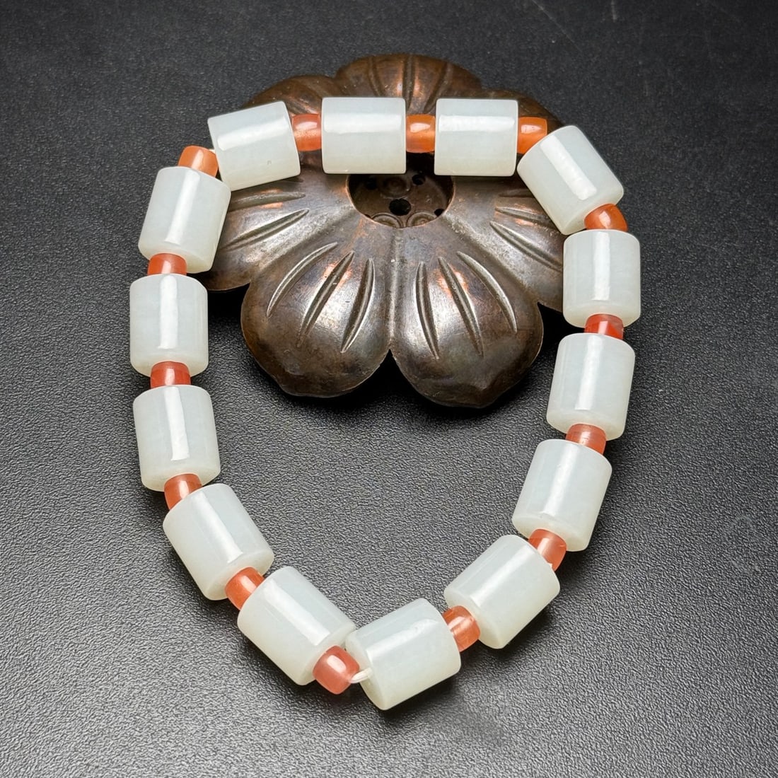 A Exquisite Hotan Jade Bracelets: A Exquisite Hotan Jade Bracelets,Qing Dynasty, China,Size:0.4inx0.4in,Weight:41g 和田玉手链,中国清代