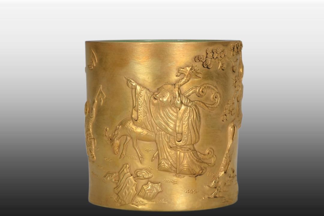A Exquisite Gold Ground Figures Pattern Brush Pot: A Exquisite Gold Ground Figures Pattern Brush Pot,Qing Dynasty, China,Qianlong Six-character Mark,Size:5.6inx5.3inx5.2in 金地人物纹笔筒,中国଀