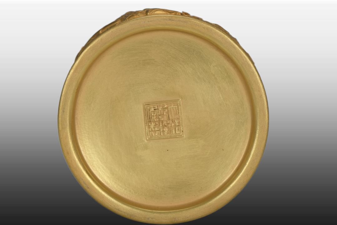 A Exquisite Gold Ground Figures Pattern Brush Pot - 9
