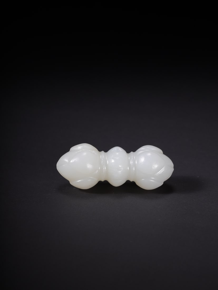 A Exquisite Hotan Jade Vajra Pendant: A Exquisite Hotan Jade Vajra Pendant,Qing Dynasty, China,Size:1.6inx0.6in,Weight:12.6g 和田玉金刚杵吊坠,中国清代