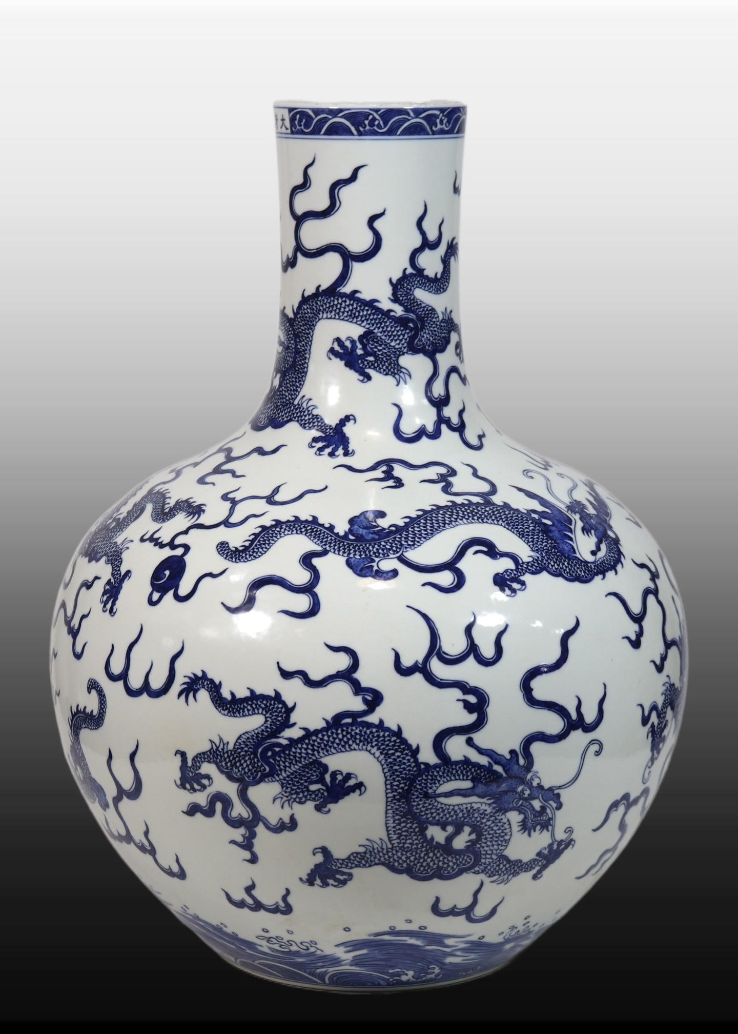 A Exquisite Blue and White Dragon Pattern Vase - 2