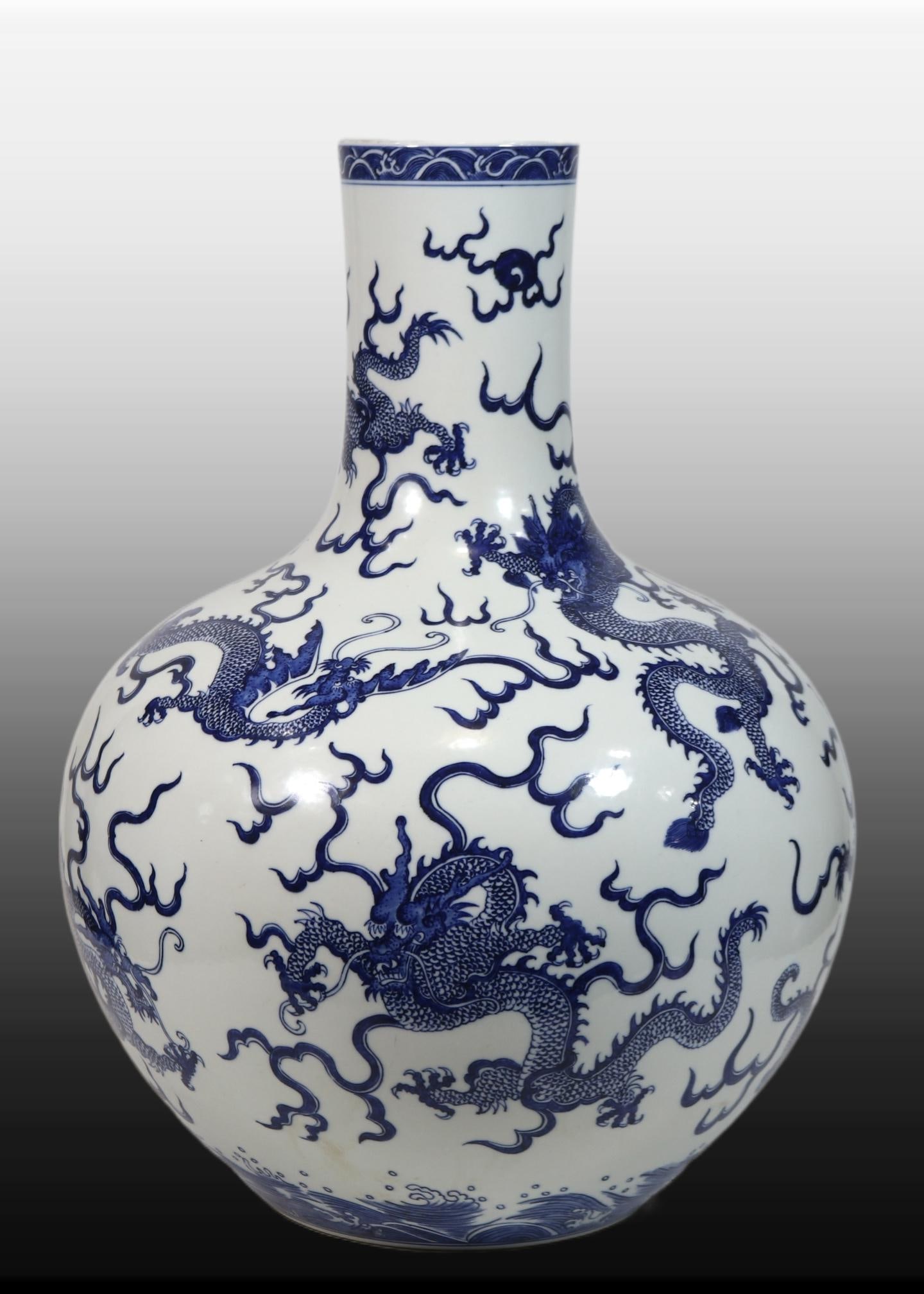 A Exquisite Blue and White Dragon Pattern Vase - 3