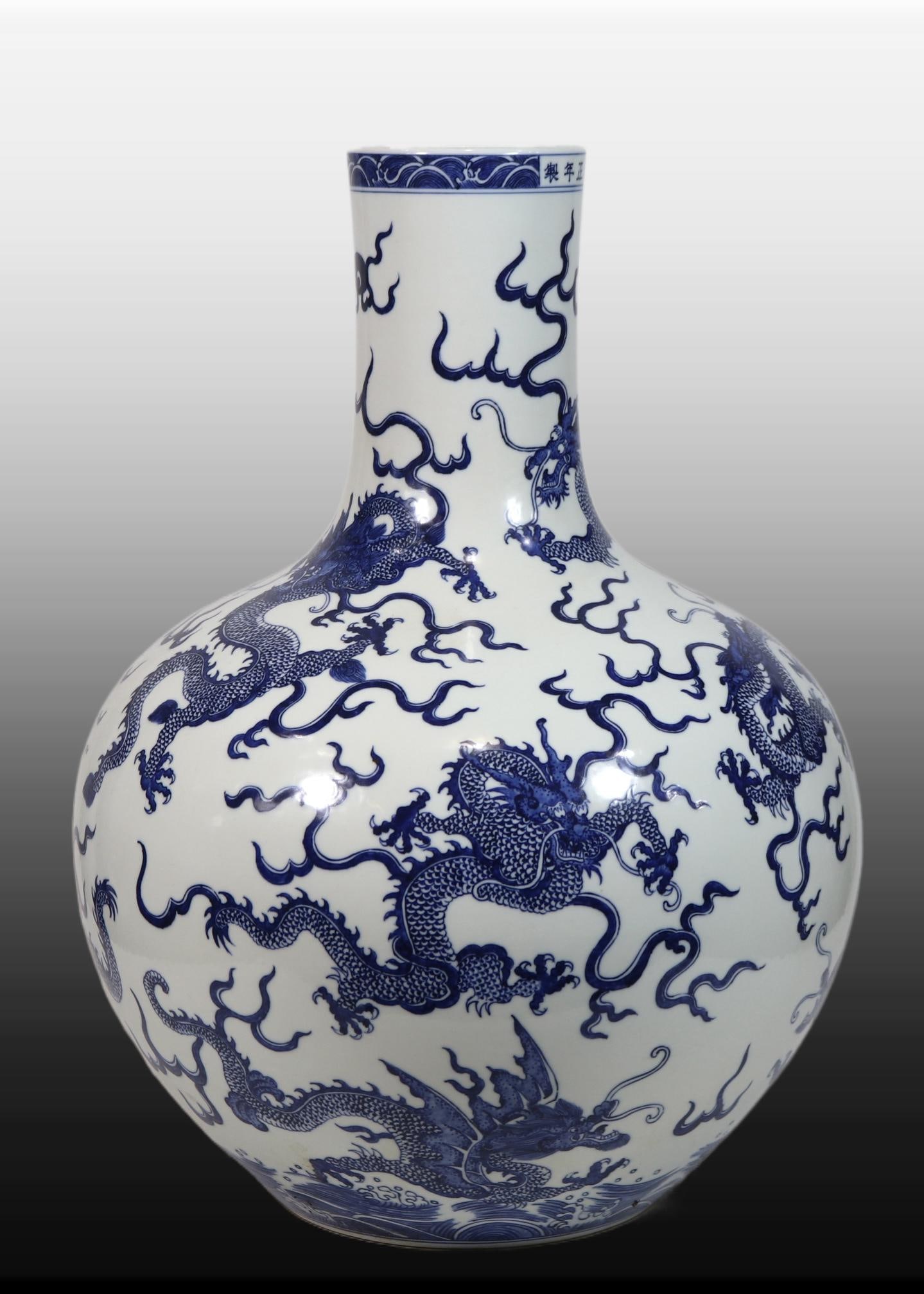 A Exquisite Blue and White Dragon Pattern Vase - 4