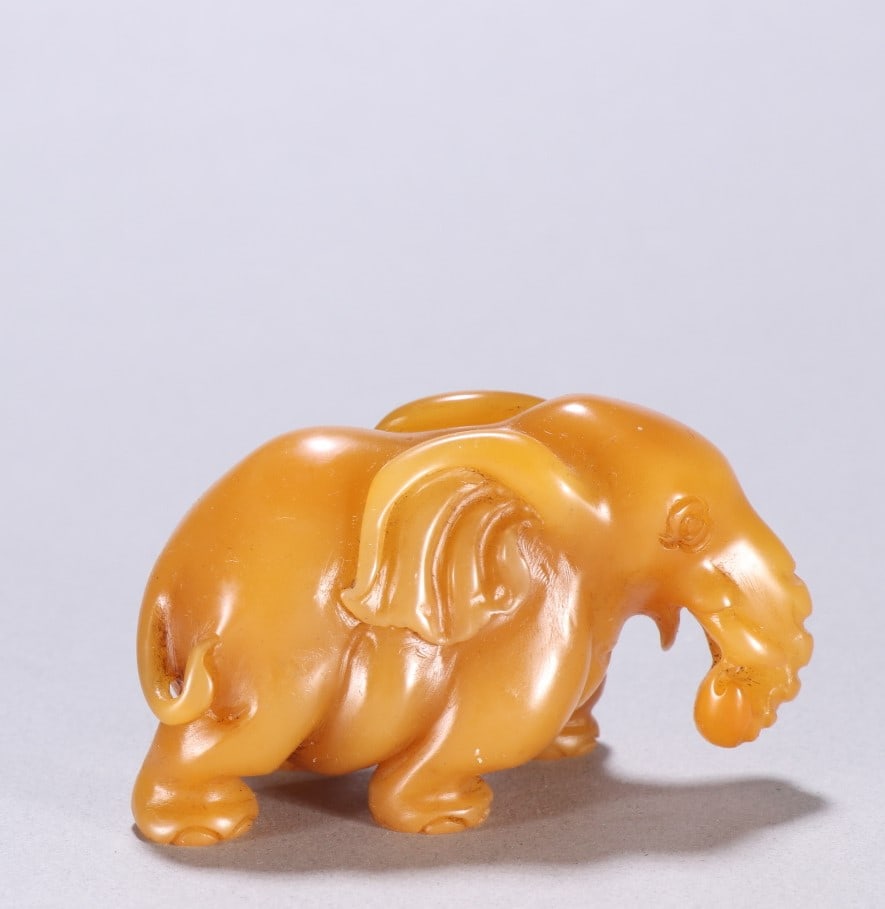 A Exquisite Tianhuang Stone Elephant Ornament: A Exquisite Tianhuang Stone Elephant Ornament,Qing Dynasty, China,Size:1.8inx2.9in,Weight:131.8g 田黄石象摆件,中国清代