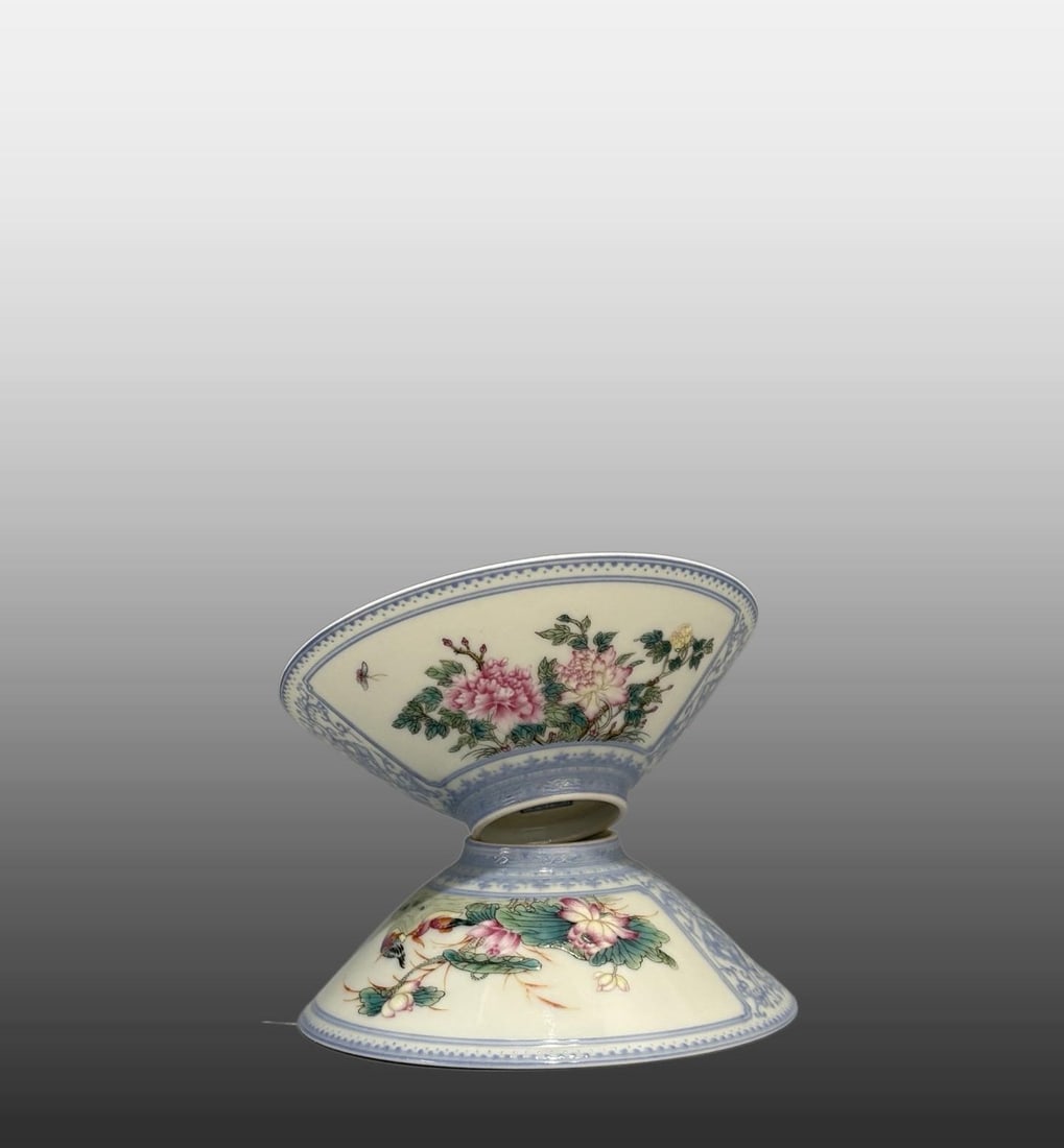 A pair of Exquisite Famille-Rose Flower and Bird Pattern Bowl: A pair of Exquisite Famille-Rose Flower and Bird Pattern Bowl,Qing Dynasty, China,Qianlong Four-character Mark,Size:1.4inx3.9in