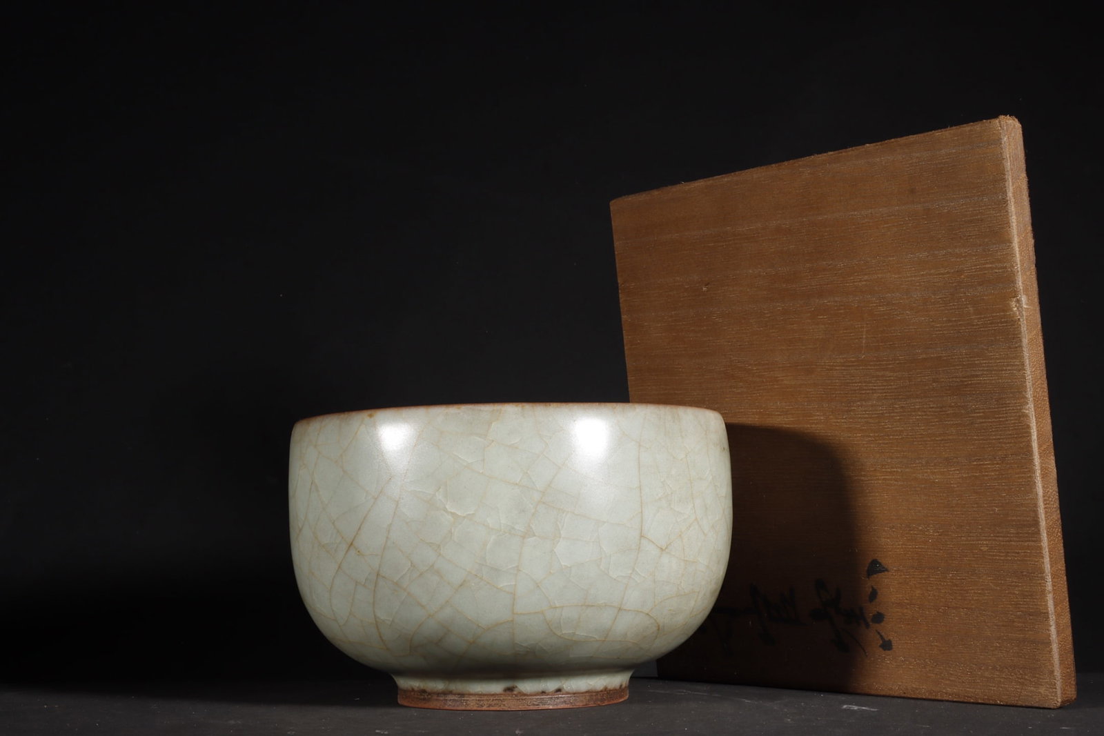 A Exquisite Guan Yao Celadon Glazed Ice Crackle Pattern Bowl: A Exquisite Guan Yao Celadon Glazed Ice Crackle Pattern Bowl,Song Dynasty, China,Size:3.3inx5.1in 官窑青釉冰裂纹碗,中国宋代