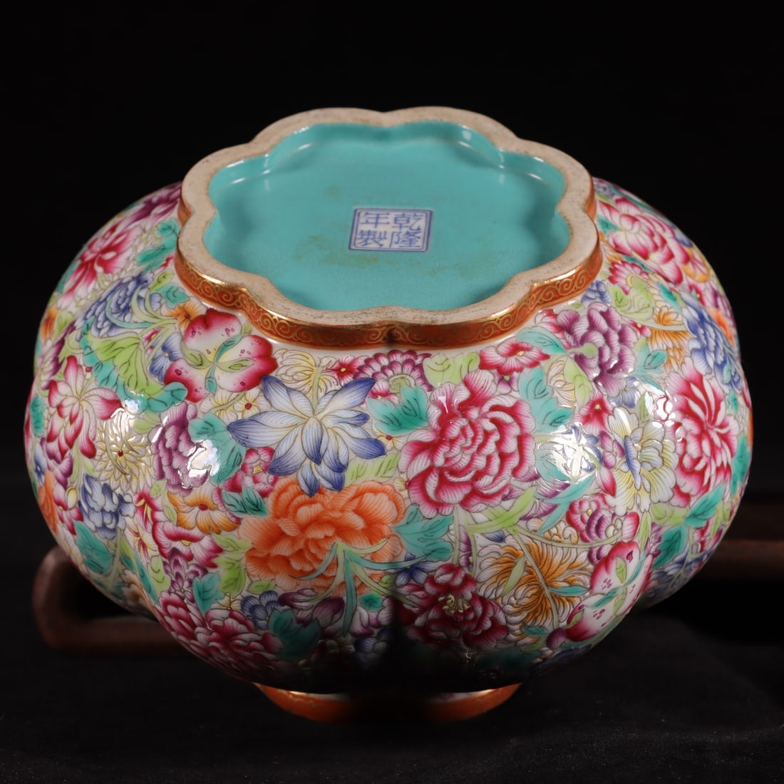 Famille-Rose Flower Pattern Jar - 9