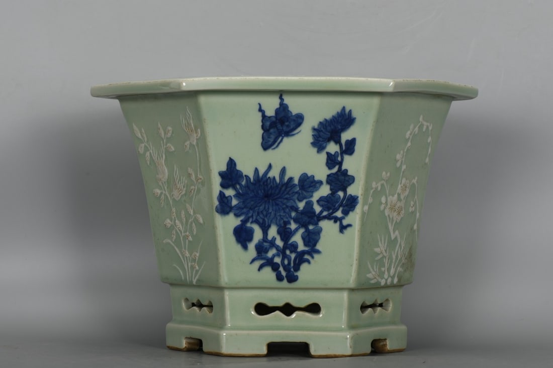A Exquisite Pea Green Glaze Blue And White Flower Pattern Flowerpot: A Exquisite Pea Green Glaze Blue And White Flower Pattern Flowerpot,Qing Dynasty, China,Size:9.4inx12inx8.3in