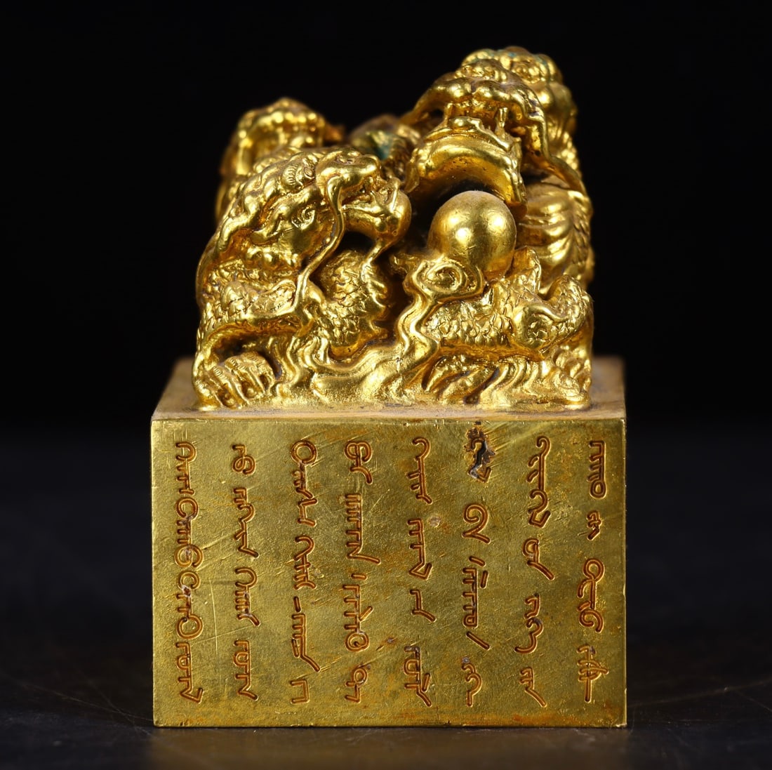 A Exquisite Gilt Bronze Lion Seal: A Exquisite Gilt Bronze Lion Seal,Qing Dynasty, China,Size:3.3inx2.4inx2.4in,Weight:1511g 铜鎏金狮印章,中国清代