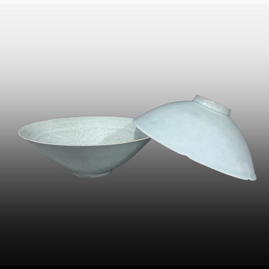 A Set of Exquisite Pea-Green Glaze Bowl: A pair of Exquisite Pea-Green Glaze Bowl,Song Dynasty, China,Size:8.4inx3in 一对豆青釉碗,中国宋代