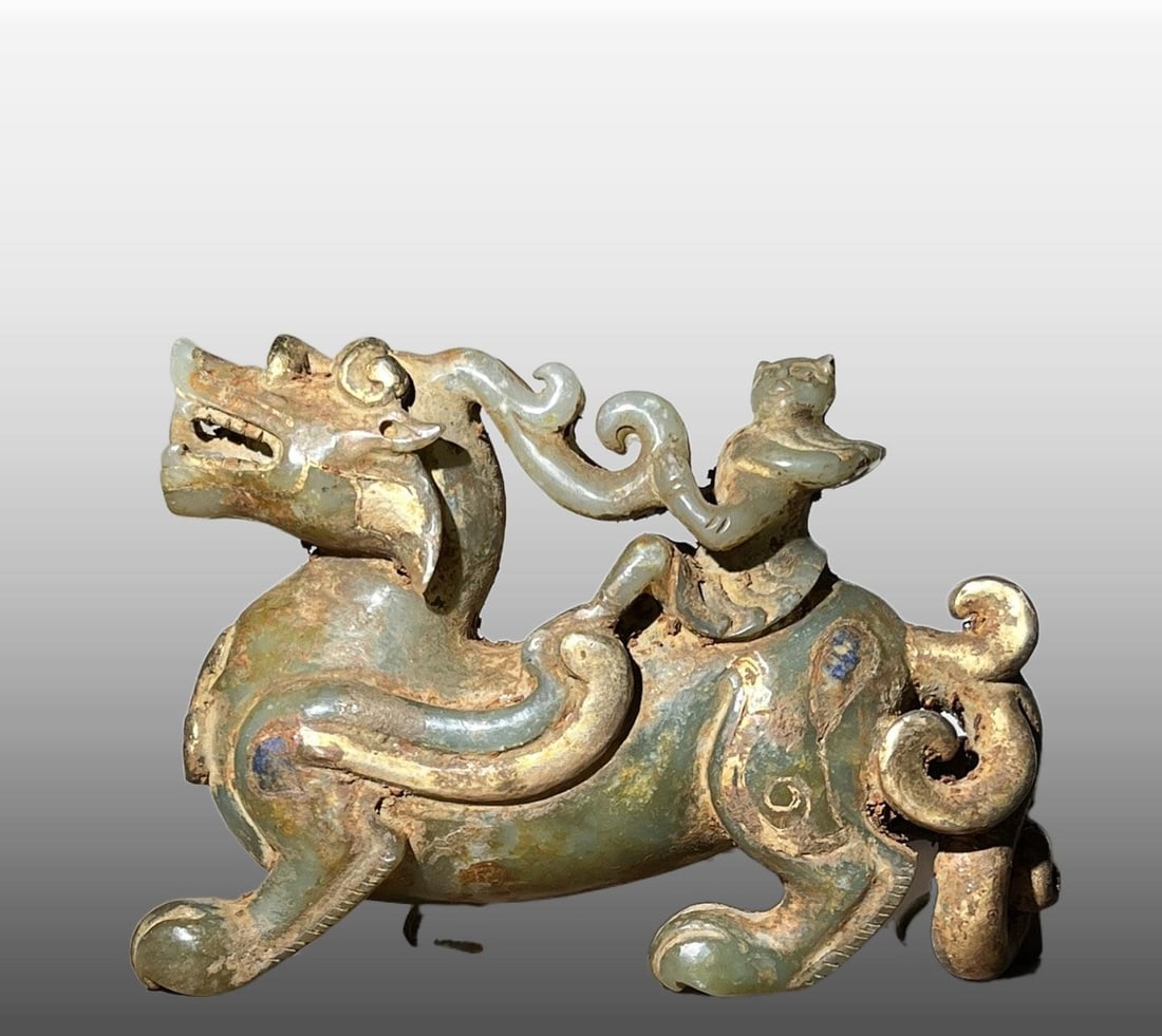 A Exquisite Hetian Jade Auspicious Beast Ornament: A Exquisite Hetian Jade Auspicious Beast Ornament,Han Dynasty, China,Size:4.8inx3.4inx1.6in 和田玉瑞兽摆件,中国汉代
