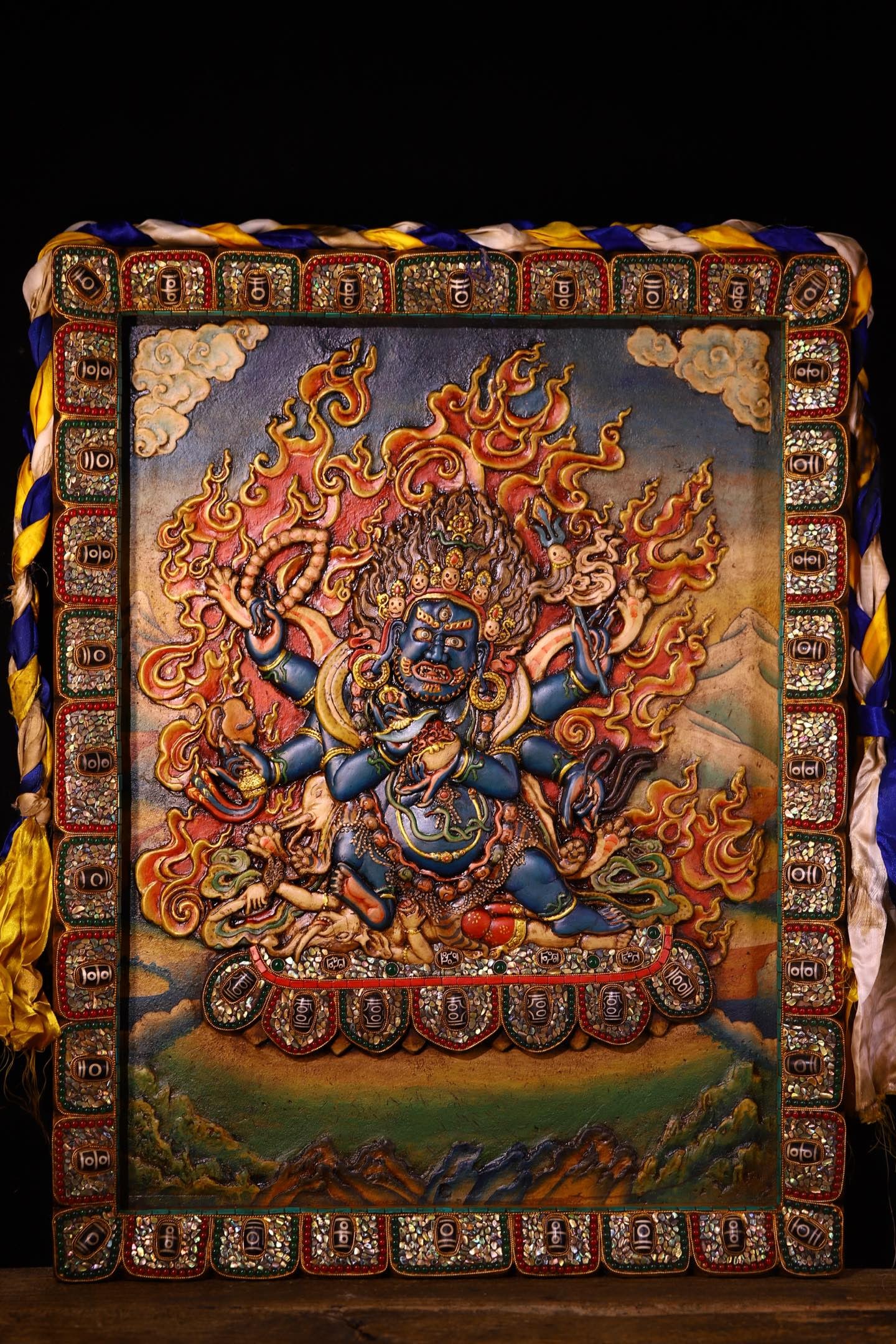 A Exquisite Bodhi Root Carving Inlaid Dzi Bead Gems Thangka: A Exquisite Bodhi Root Carving Inlaid Dzi Bead Gems Thangka,Qing Dynasty, China,Size:26inx20.1inx2.8in,Weight:8000g 菩提根雕刻镶嵌天珠宝