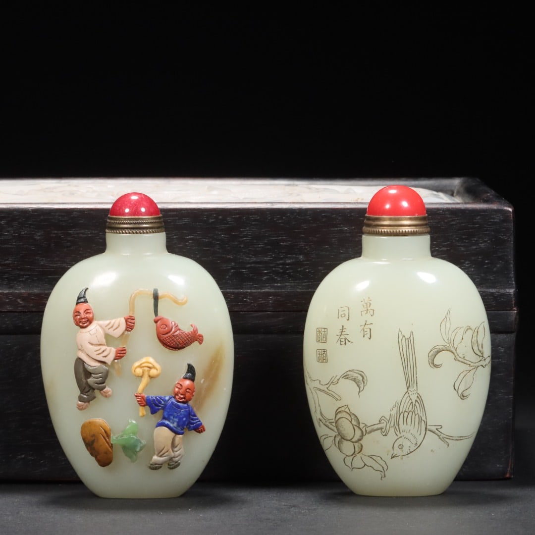A Pair of Exquisite Hotan Jade Flower and Bird Pattern Snuff Bottles: A Pair of Exquisite Hotan Jade Flower and Bird Pattern Snuff Bottles,Qing Dynasty, China,Size:2inx1.3inx3.2in,Weight:239g 一对和田玉花鸟纹鼻୉