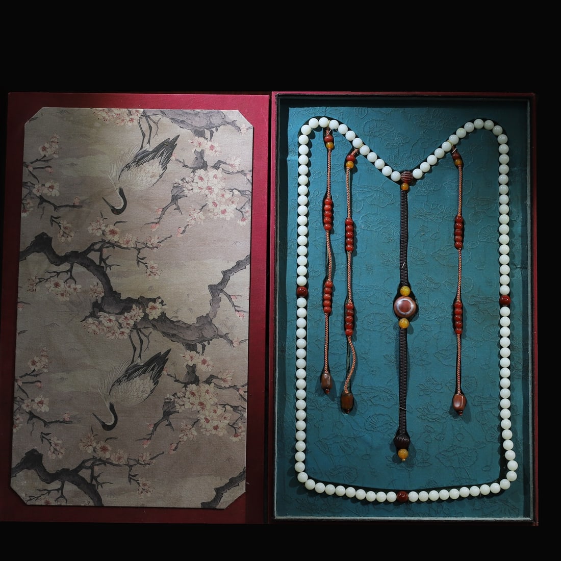 A Exquisite Hotan Jade Necklace: A Exquisite Hotan Jade Necklace,Qing Dynasty, China,Size:26.8inx16.5inx2.8in 和田玉项链,中国清代