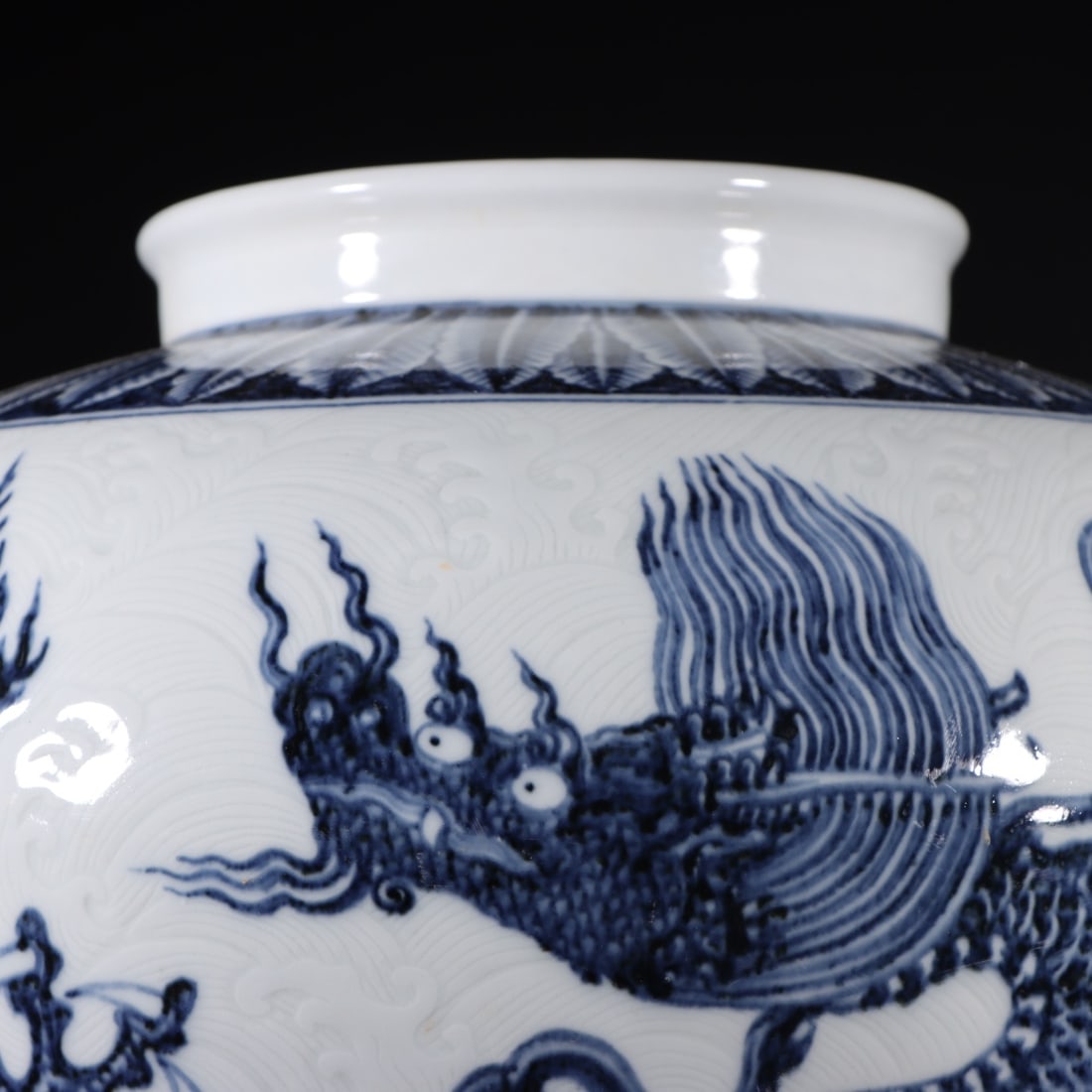A Exquisite Blue and White Dragon Pattern Jar - 2