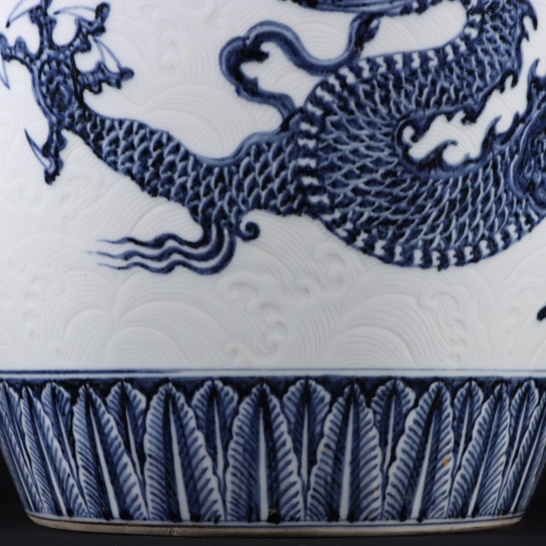 A Exquisite Blue and White Dragon Pattern Jar - 3