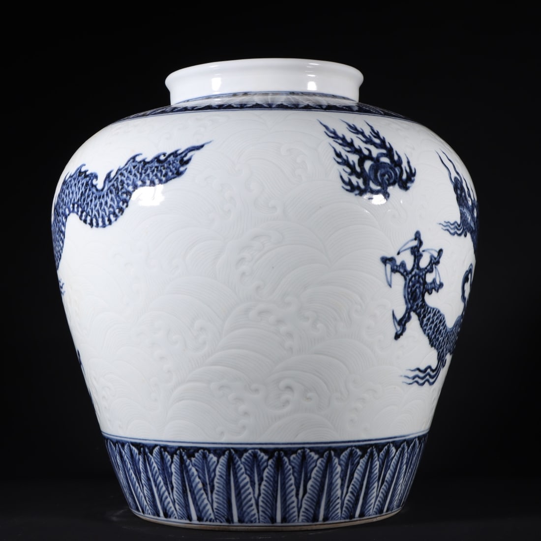A Exquisite Blue and White Dragon Pattern Jar - 4