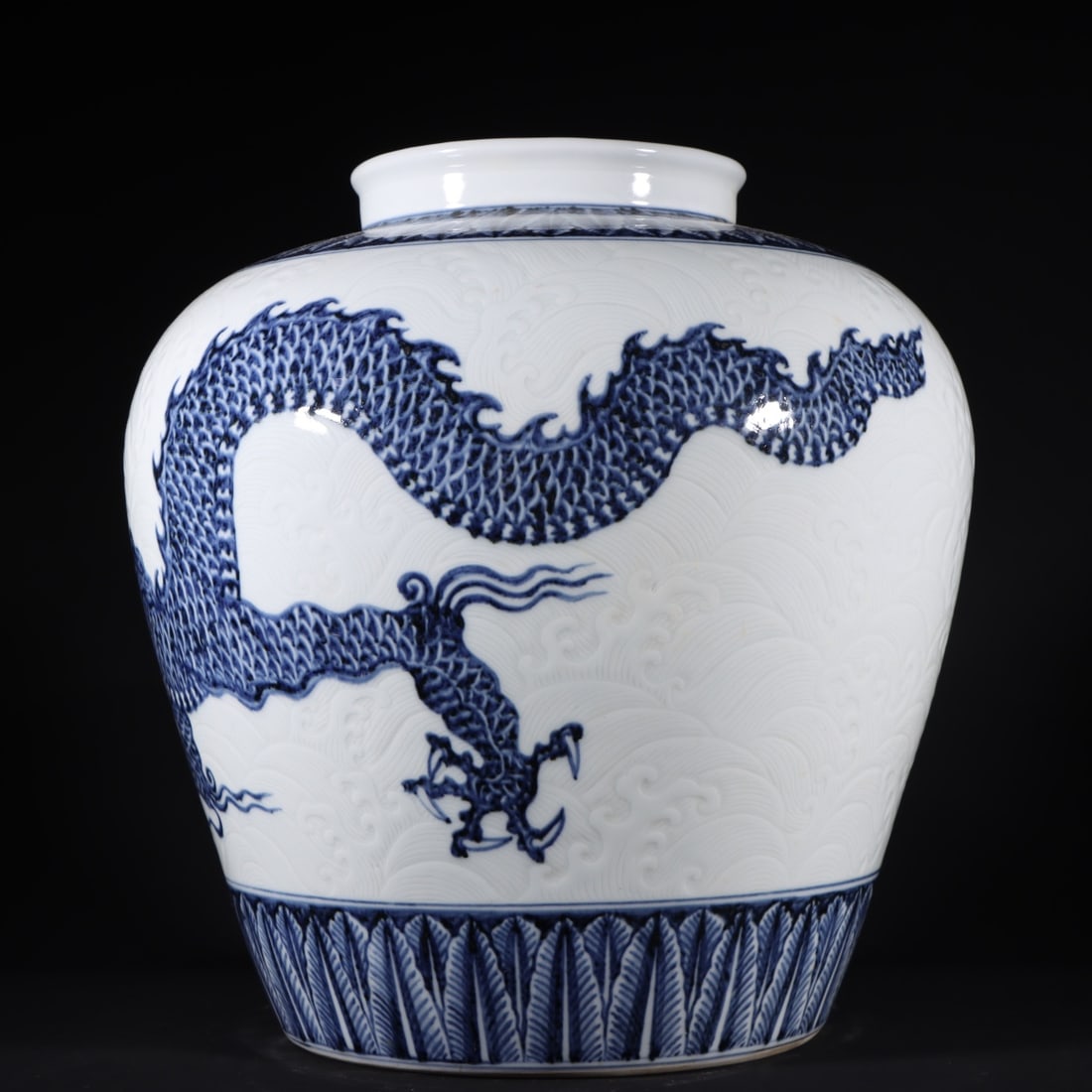 A Exquisite Blue and White Dragon Pattern Jar - 5