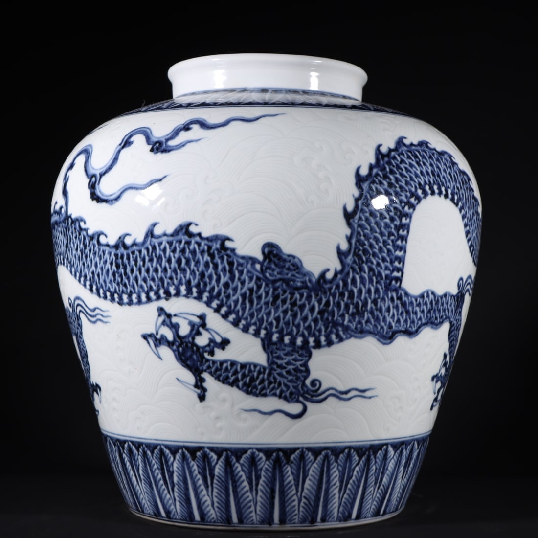 A Exquisite Blue and White Dragon Pattern Jar - 6