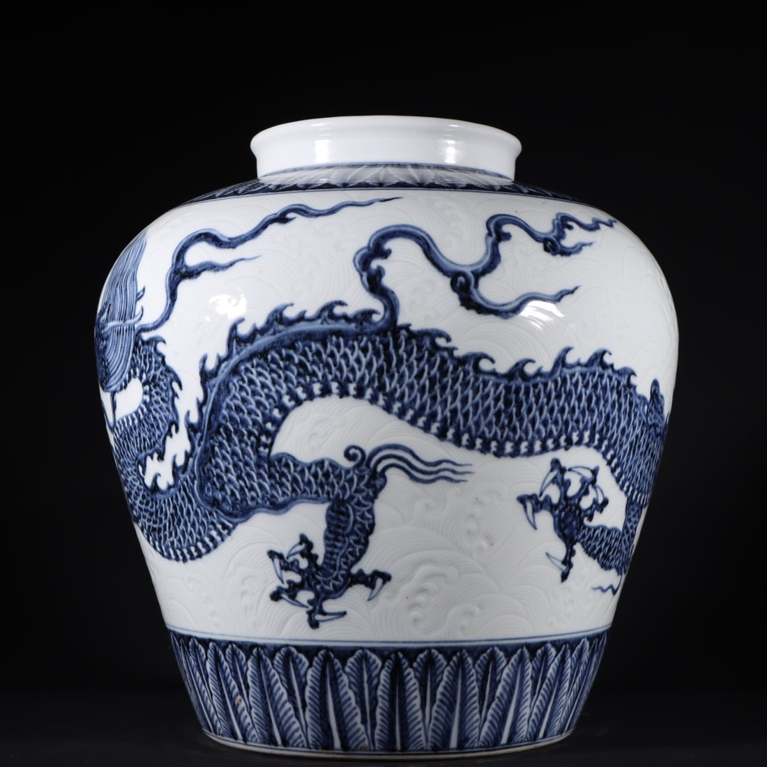 A Exquisite Blue and White Dragon Pattern Jar - 7