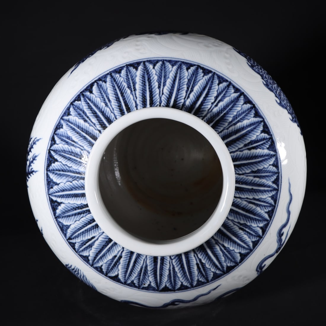 A Exquisite Blue and White Dragon Pattern Jar - 8
