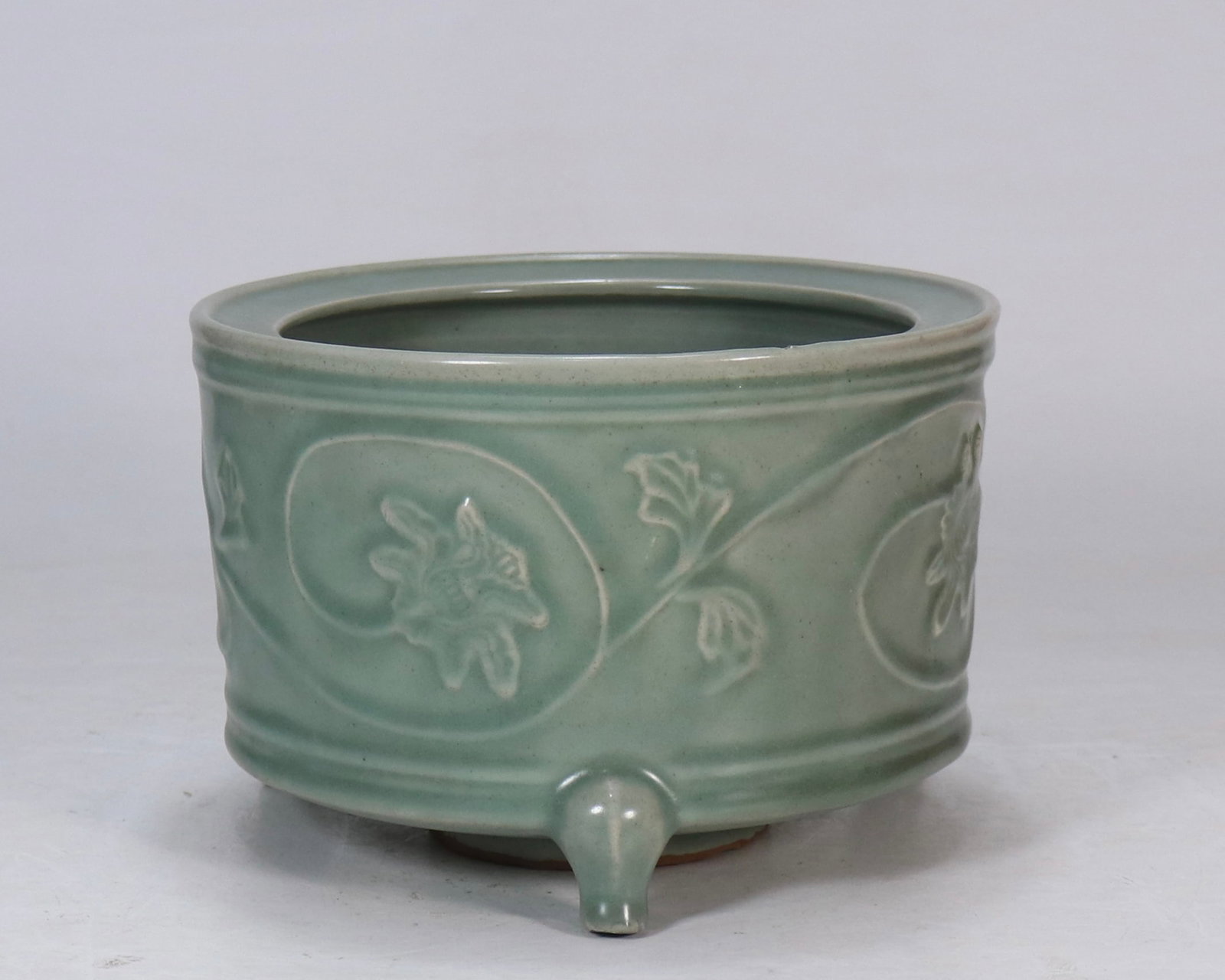 A Exquisite Longquan yao Celadon Glazed Tripod Censer: A Exquisite Longquan yao Celadon Glazed Tripod Censer,Song Dynasty, China,Size:5.4inx7.9in 龙泉窑青釉花卉纹三足香炉,中
