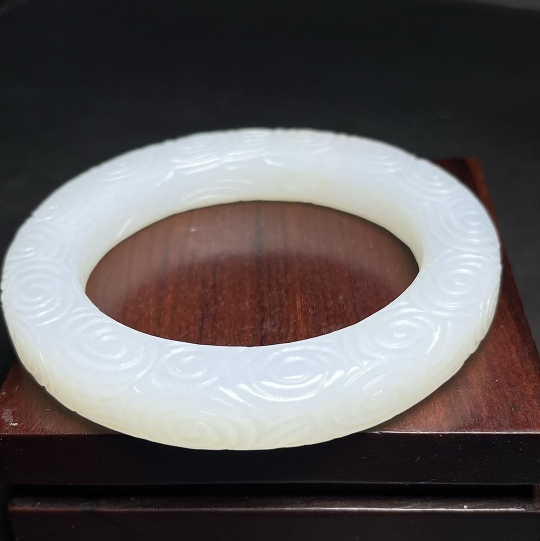A Exquisite Hotan Jade Auspicious Cloud Pattern Bracelets: A Exquisite Hotan Jade Auspicious Cloud Pattern Bracelets,Qing Dynasty, China,Size:2.2in,Weight:74g 和田玉云纹手镯,中国清代