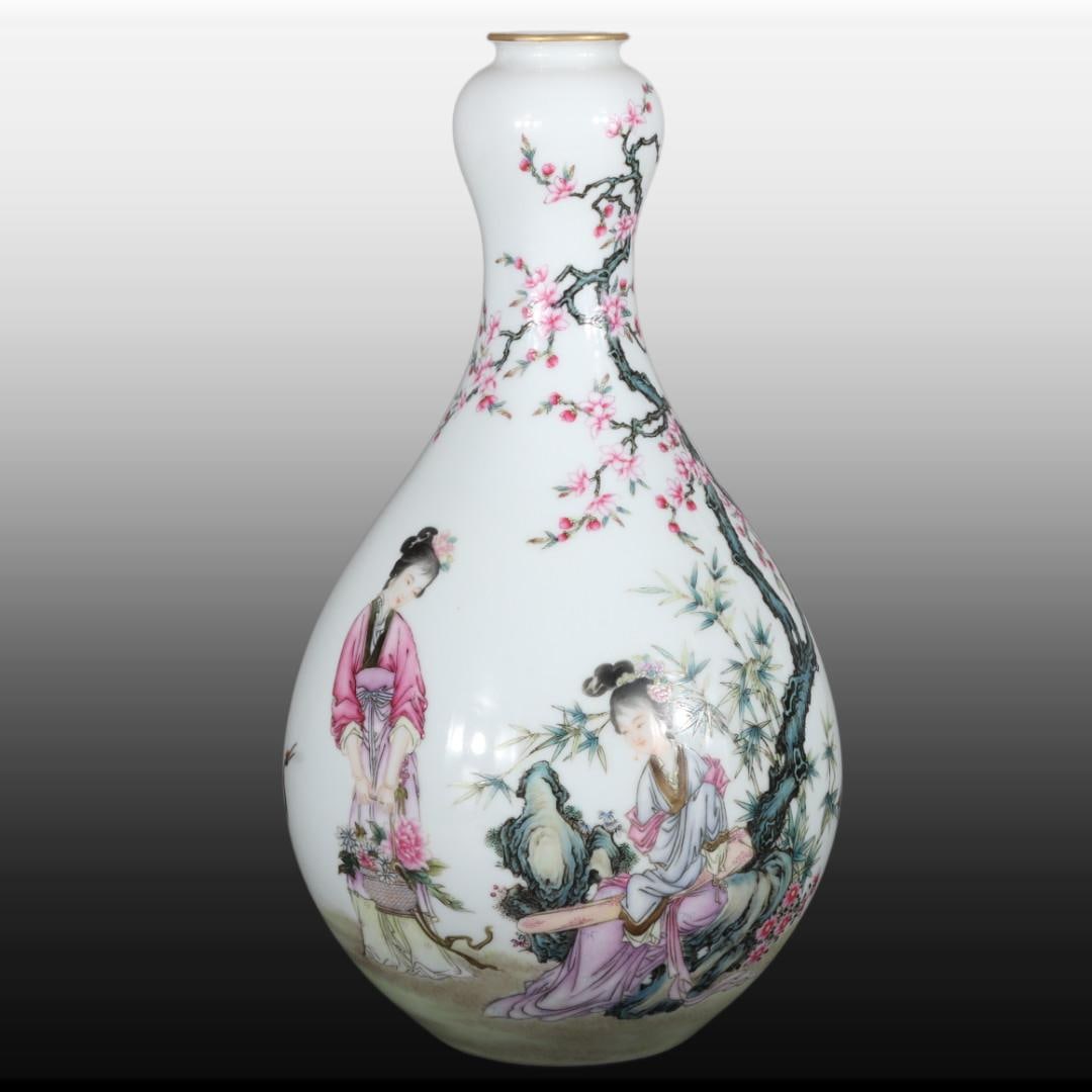 A Exquisite Famille-Rose Figures Pattern Vase - 3