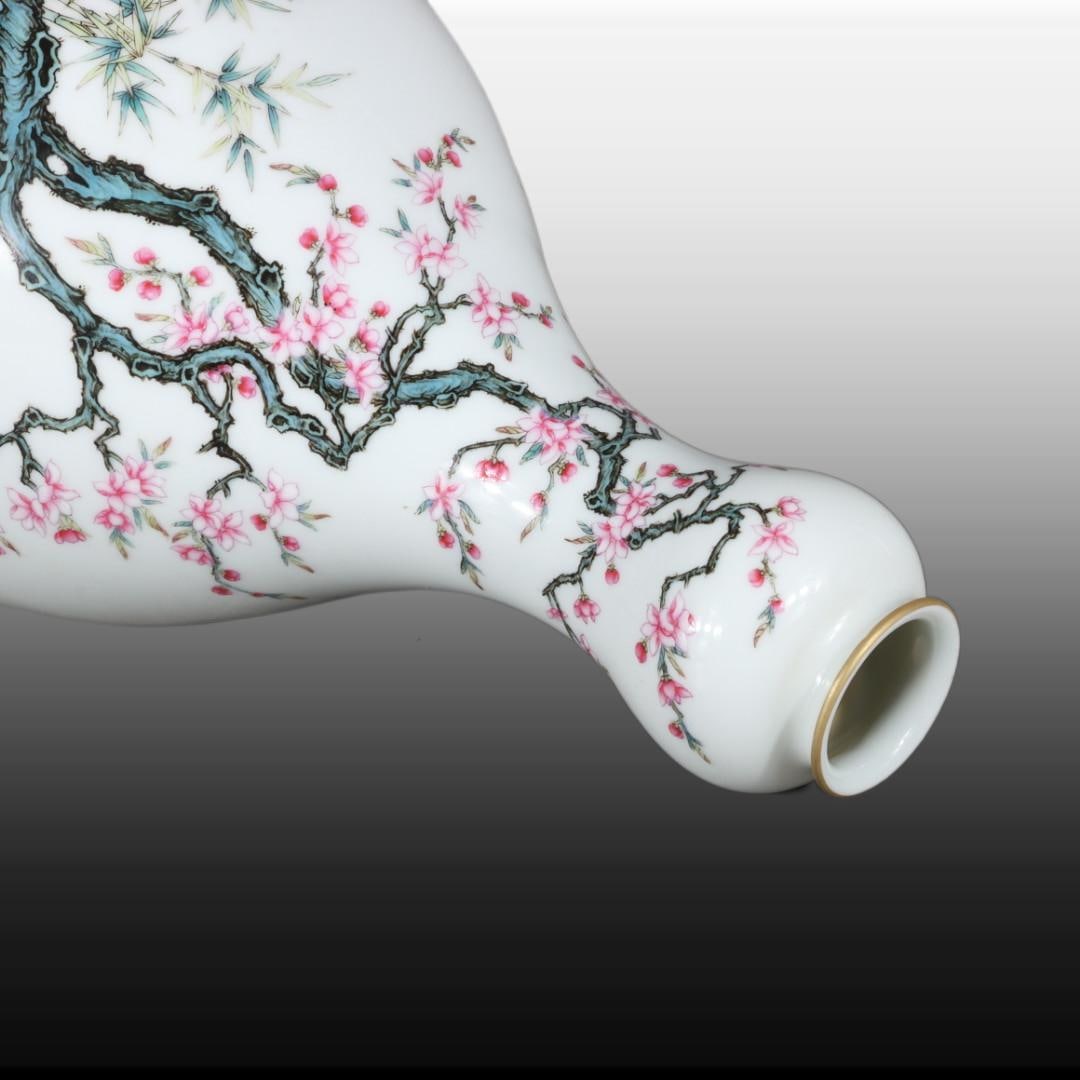 A Exquisite Famille-Rose Figures Pattern Vase - 8