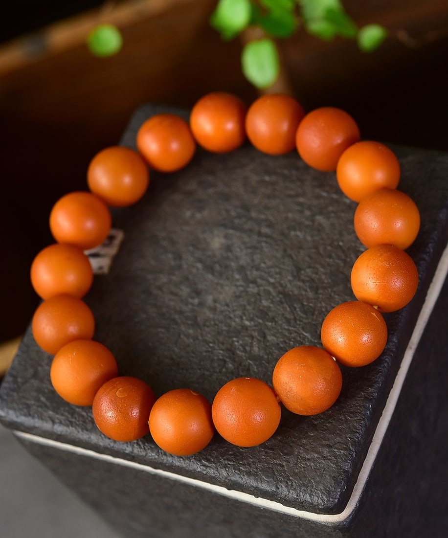 A Exquisite Amber Bracelets: Amber Bracelets,Qing Dynasty, China,Size:0.5in, Weight:17.7g 蜜蜡手链,中国清代