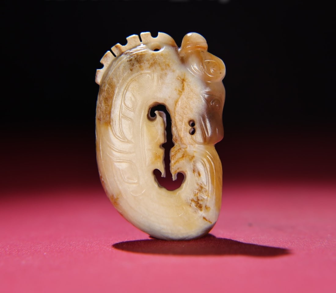 A Exquisite Hetian Jade Dragon Ornament: A Exquisite Hetian Jade Dragon Ornament,Han Dynasty, China,Size:2.4inx1.5inx0.6in,Weight:68g 和田玉龙摆件,中国汉代