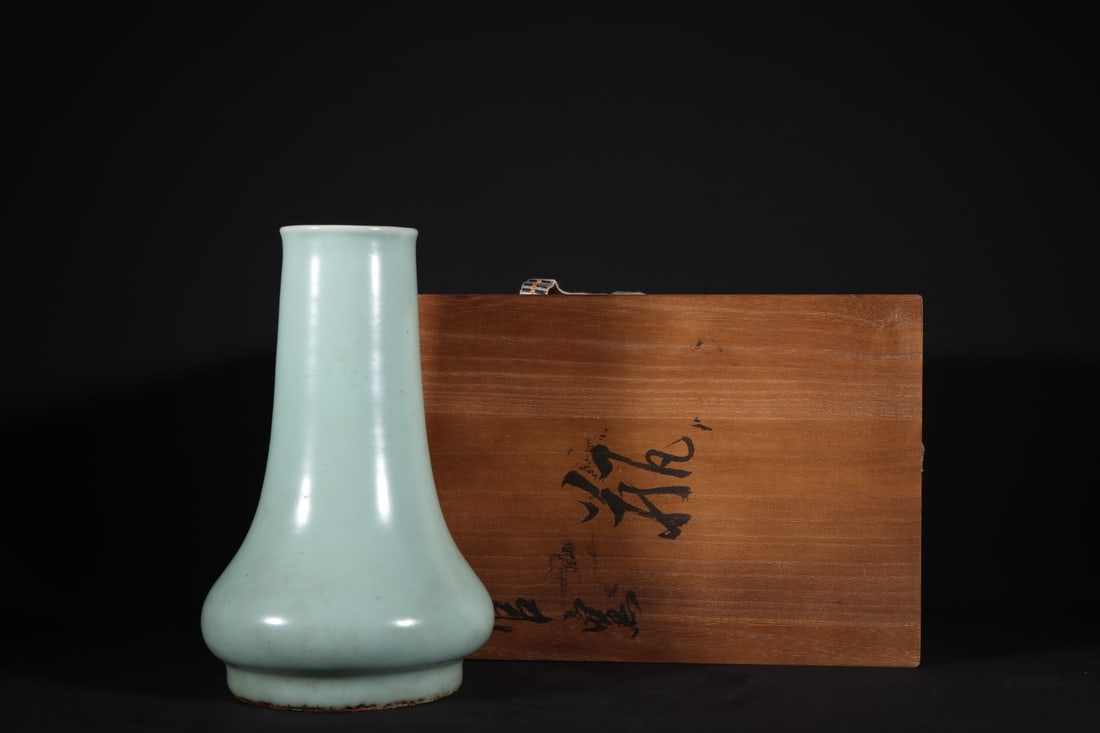 A Exquisite Guan Yao Celadon Glazed Vase: A Exquisite Guan Yao Celadon Glazed Vase,Song Dynasty, China,With Mark,Size:8.3inx5.1in 官窑粉青釉瓶,中国宋代,带款