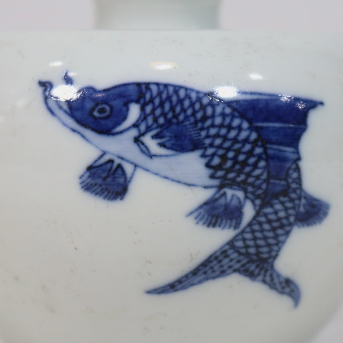 A Exquisite Blue and White Fish Pattern Apple Vase - 4