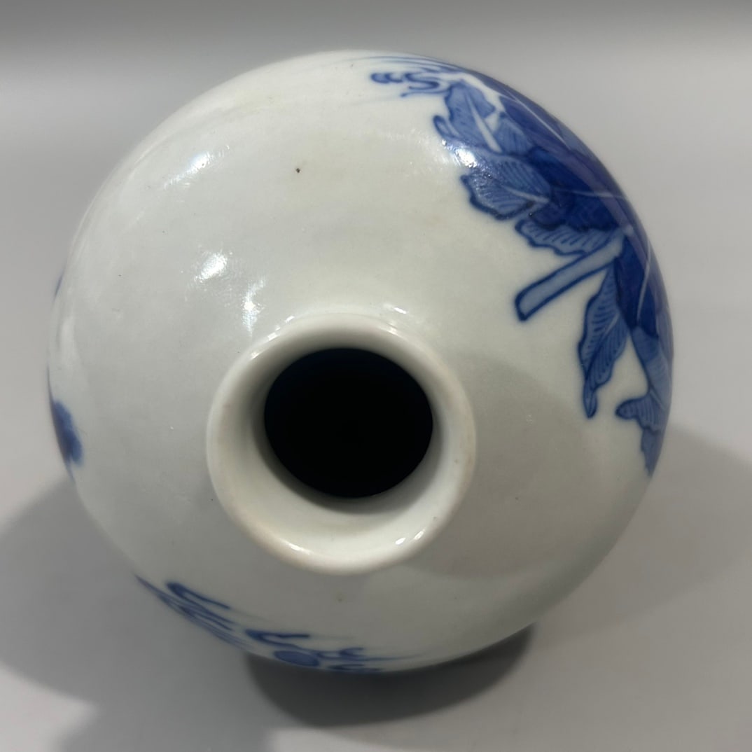 A Exquisite Blue and White Figures Pattern Vase - 5