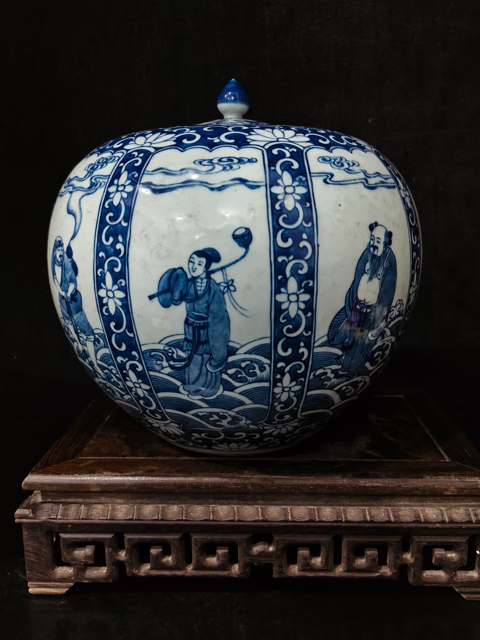 A Exquisite Blue and White Figures Pattern Jar - 2